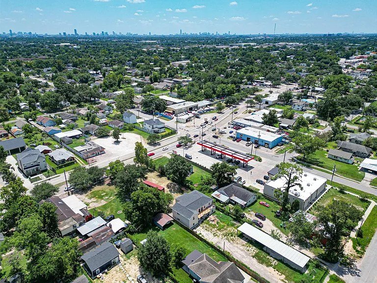 611 E Crosstimbers St, Houston, TX 77022